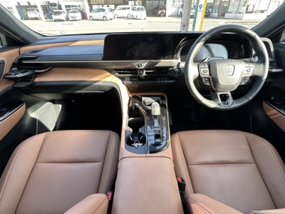 クラウンスポーツ(トヨタ)中古車 後席から見た前席