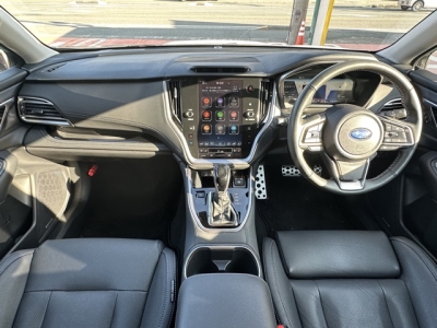 レガシィアウトバック(スバル)中古車 後席から見た前席