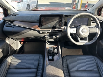 オーラ(ニッサン)中古車 後席から見た前席