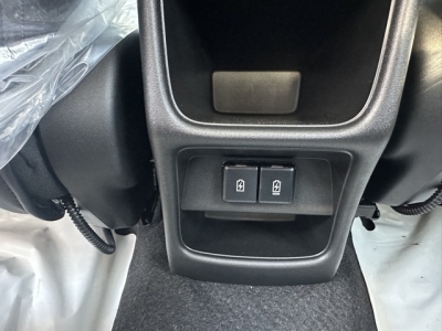 フロンクス(スズキ)登録済未使用車 後席から見た前席