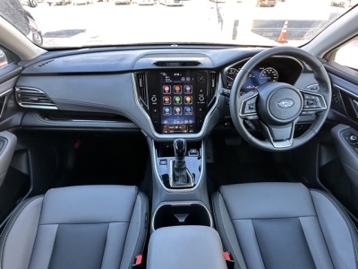 レガシィアウトバック(スバル)中古車 後席から見た前席