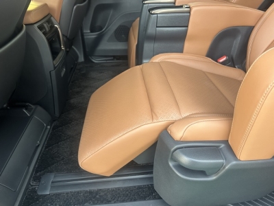 ヴェルファイアハイブリッド(トヨタ)中古車 後席から見た前席