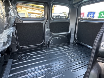 NV200バネットバン(ニッサン)登録済未使用車 後席内装