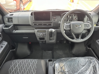 アトレー(ダイハツ)届出済未使用車 後席から見た前席