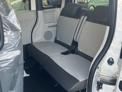 新型N-BOX(ホンダ)届出済未使用車 後席内装
