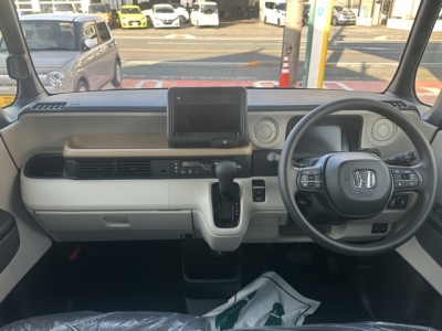 新型N-BOX(ホンダ)届出済未使用車 後席から見た前席