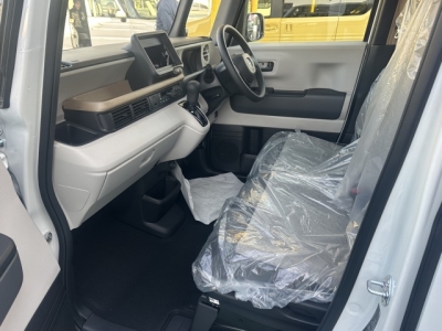新型N-BOX(ホンダ)届出済未使用車 前席内装