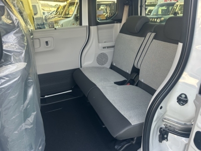 新型N-BOX(ホンダ)届出済未使用車 後席内装