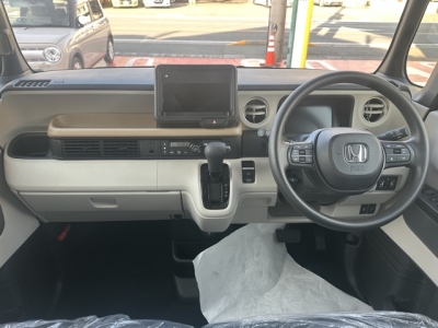 新型N-BOX(ホンダ)届出済未使用車 後席から見た前席