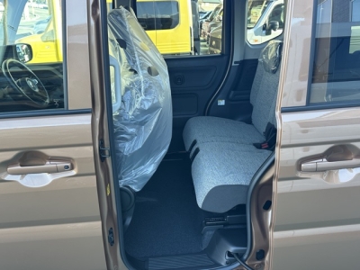 新型スペーシア(スズキ)届出済未使用車 後席内装