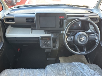 新型スペーシア(スズキ)届出済未使用車 後席から見た前席