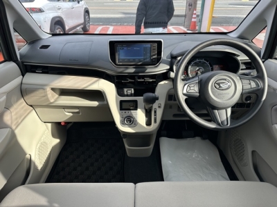 ムーヴ(ダイハツ)中古車 後席から見た前席