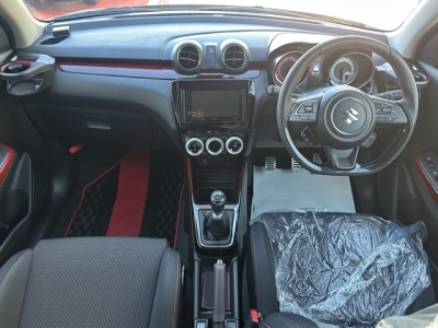 スイフトスポーツ(スズキ)中古車 後席から見た前席