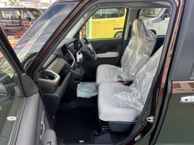 新型ムーヴ(ダイハツ)届出済未使用車 前席内装