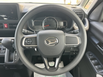 新型ムーヴ(ダイハツ)届出済未使用車 後席から見た前席