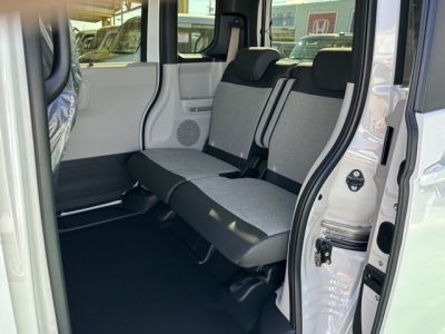 新型N-BOX(ホンダ)届出済未使用車 後席内装