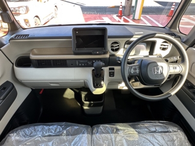 新型N-BOX(ホンダ)届出済未使用車 後席から見た前席