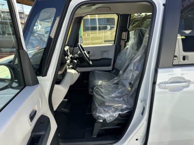 新型N-BOX(ホンダ)届出済未使用車 前席内装