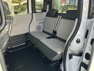 新型N-BOX(ホンダ)届出済未使用車 後席内装