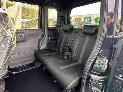 新型N-BOX(ホンダ)届出済未使用車 後席内装
