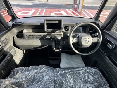 新型N-BOX(ホンダ)届出済未使用車 後席から見た前席