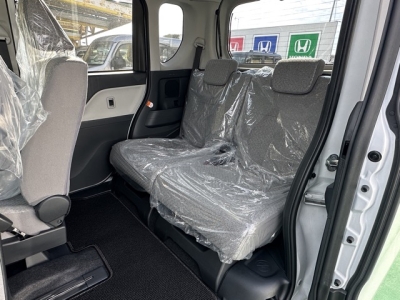 タント(ダイハツ)届出済未使用車 後席内装