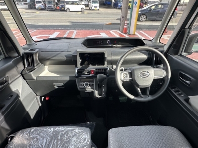 タント(ダイハツ)届出済未使用車 後席から見た前席