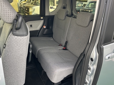 シフォン(スバル)中古車 後席から見た前席