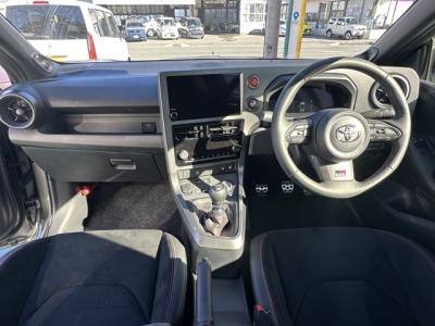 GRヤリス(トヨタ)中古車 後席から見た前席