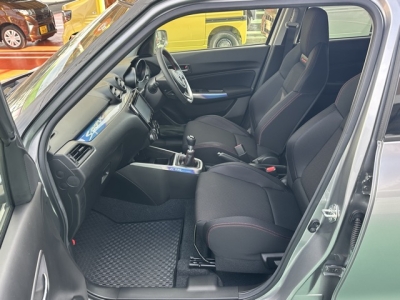 スイフトスポーツ(スズキ)登録済未使用車 前席内装