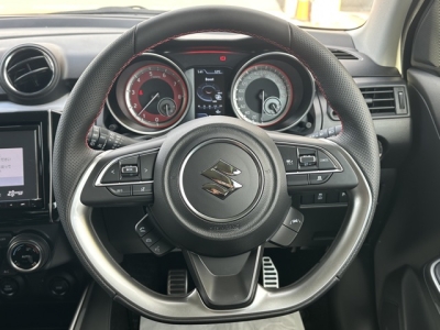 スイフトスポーツ(スズキ)登録済未使用車 後席から見た前席