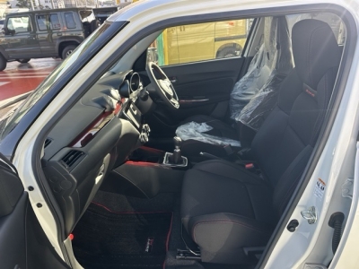 スイフトスポーツ(スズキ)登録済未使用車 前席内装