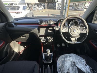 スイフトスポーツ(スズキ)登録済未使用車 後席から見た前席