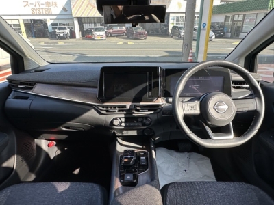 オーラ(ニッサン)中古車 後席から見た前席