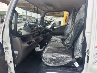 キャンター(三菱)レンタ登録済未使用車 前席内装
