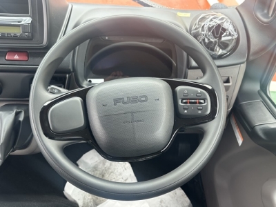 キャンター(三菱)レンタ登録済未使用車 後席から見た前席