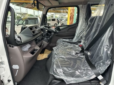 キャンター(三菱)レンタ登録済未使用車 前席内装