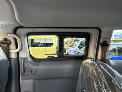 NV200バネットワゴン(ニッサン)登録済未使用車 後席から見た前席