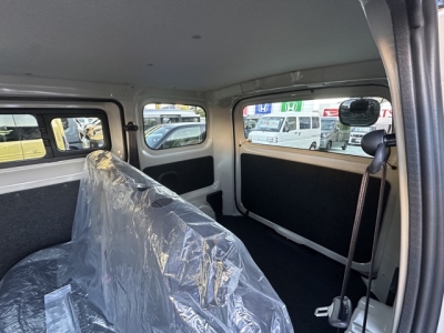 NV200バネットバン(ニッサン)登録済未使用車 後席から見た前席