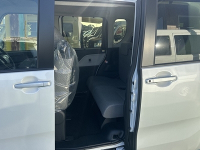 タント(ダイハツ)届出済未使用車 後席内装