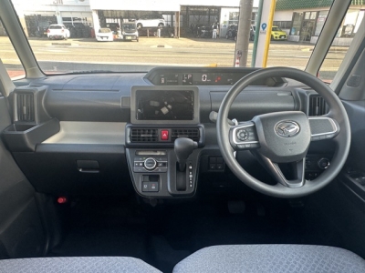 タント(ダイハツ)届出済未使用車 後席から見た前席