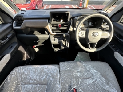 新型ムーヴ(ダイハツ)届出済未使用車 後席から見た前席