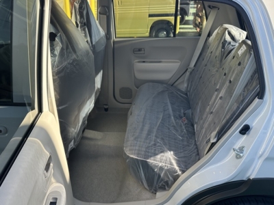 ラパンLC(スズキ)届出済未使用車 後席内装