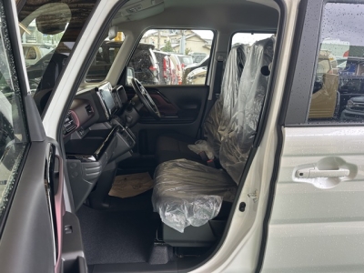 新型スペーシアカスタム(スズキ)届出済未使用車 前席内装