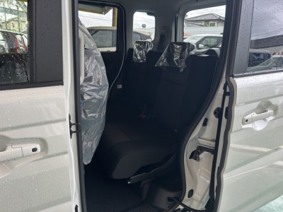 新型スペーシアカスタム(スズキ)届出済未使用車 後席内装