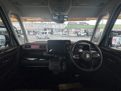 新型スペーシアカスタム(スズキ)届出済未使用車 後席から見た前席