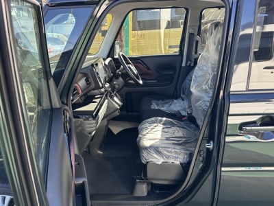 新型スペーシアカスタム(スズキ)届出済未使用車 前席内装