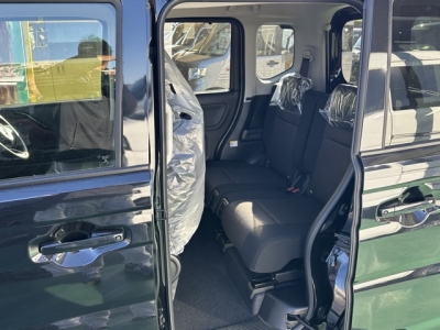 新型スペーシアカスタム(スズキ)届出済未使用車 後席内装