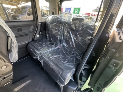 新型スペーシアカスタム(スズキ)届出済未使用車 後席内装