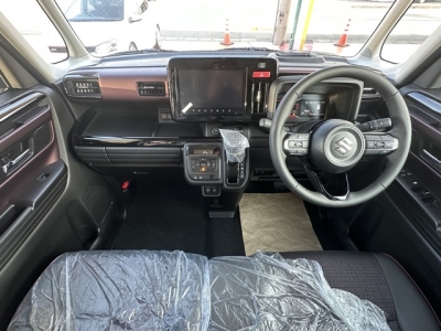 新型スペーシアカスタム(スズキ)届出済未使用車 後席から見た前席